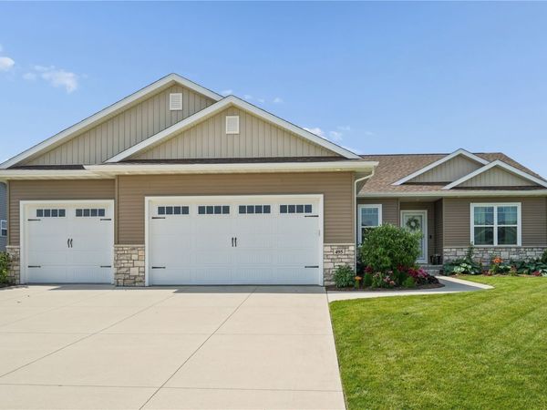 495 Dutch Dr , Robins, IA 52328