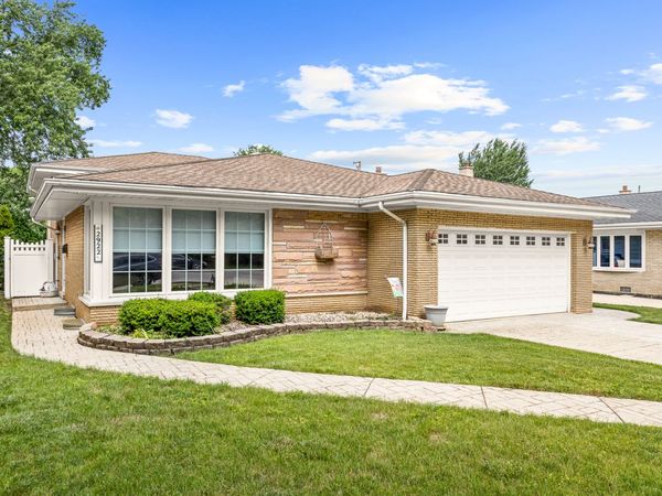 2922 Sunnyside Avenue , Westchester, IL 60154