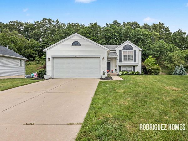 2007 Sandrel Drive NE, Grand Rapids, MI 49505