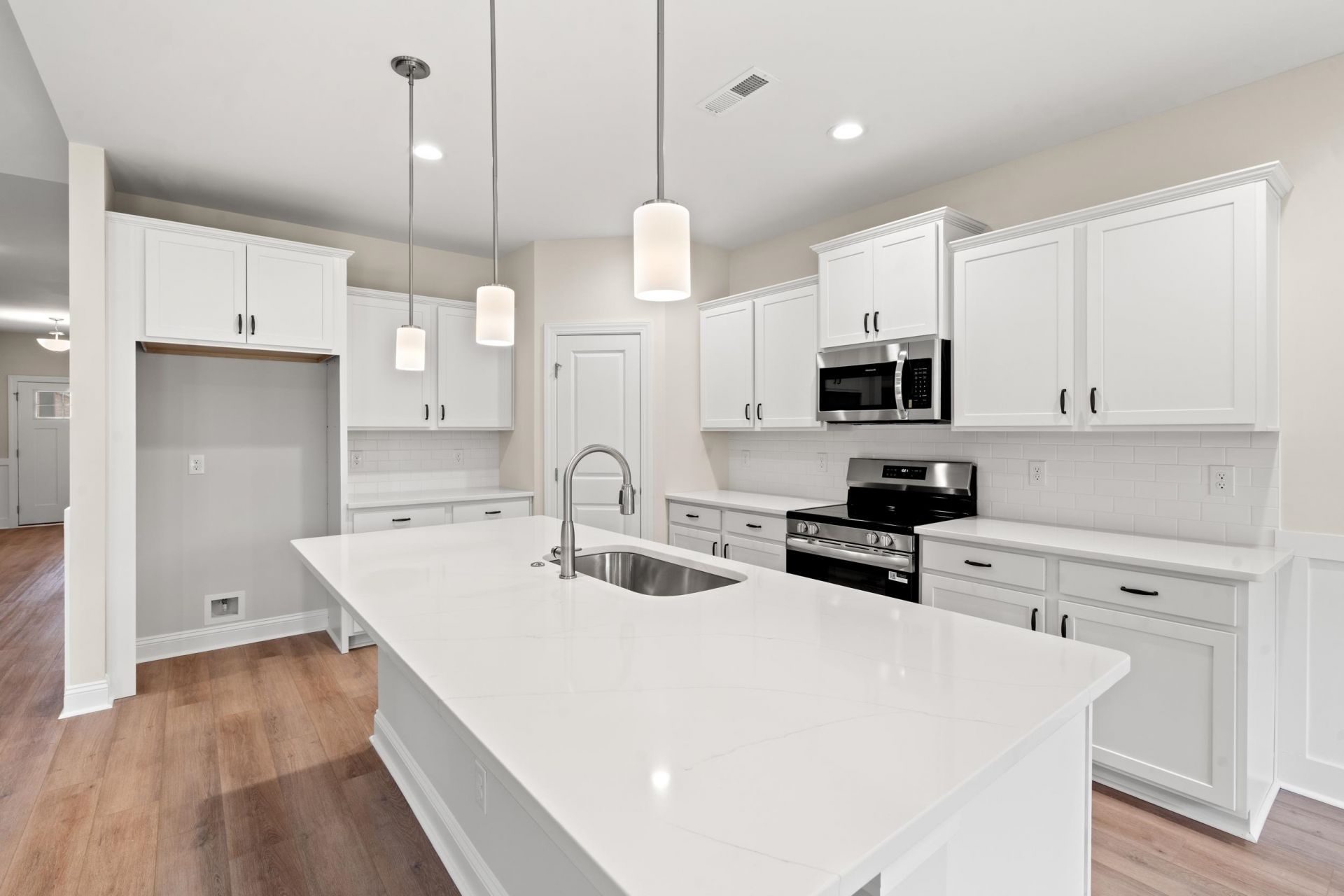 1421 Loop Circle  Photo 6