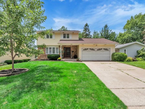 2308 Queens Court , Bettendorf, IA 52722