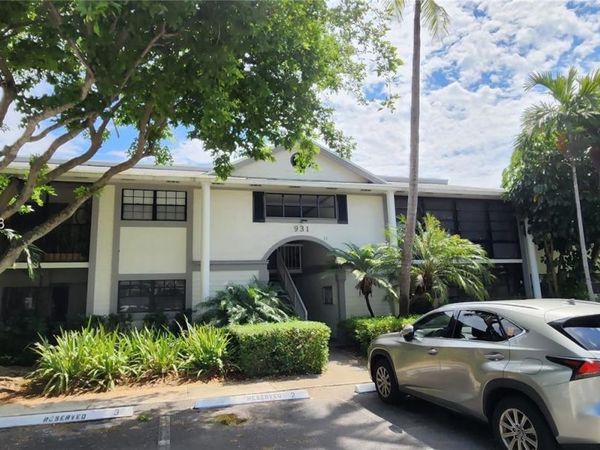 931 NE 199th St , Unit 202-22, Miami, FL 33179