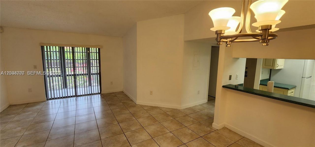 931 NE 199th St , Unit 202-22, Miami, FL 33179 Photo