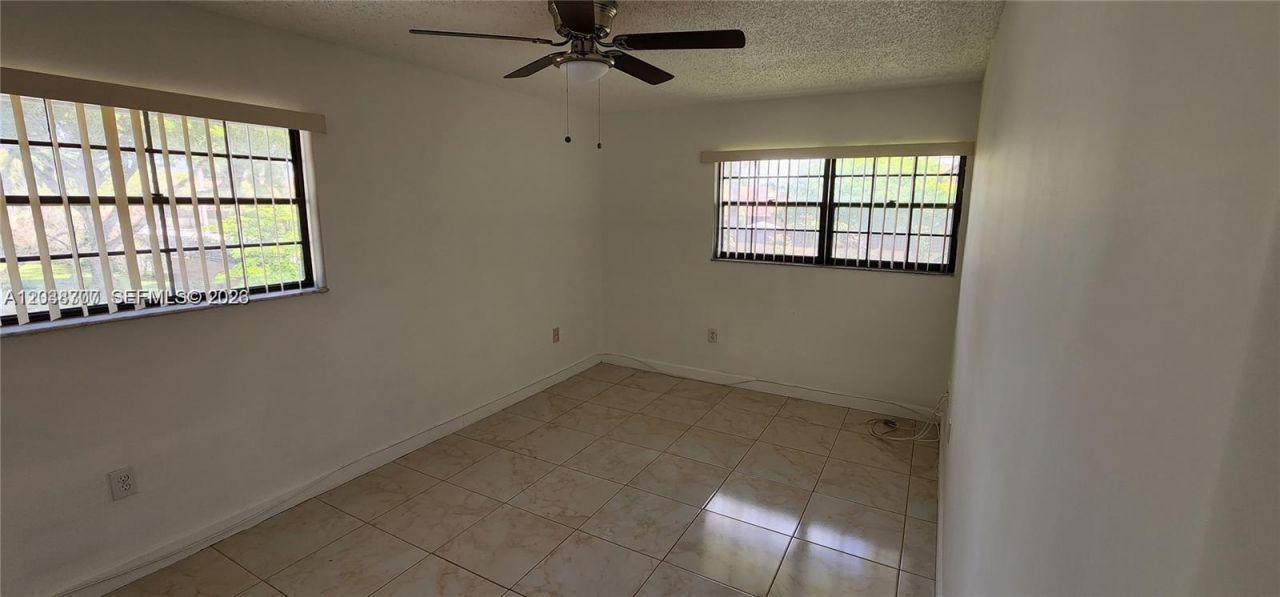 931 NE 199th St , Unit 202-22, Miami, FL 33179 Photo