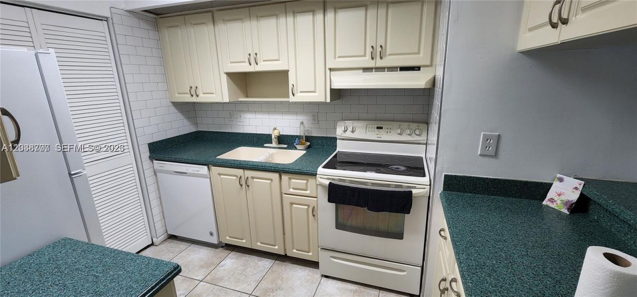 931 NE 199th St , Unit 202-22, Miami, FL 33179 Photo