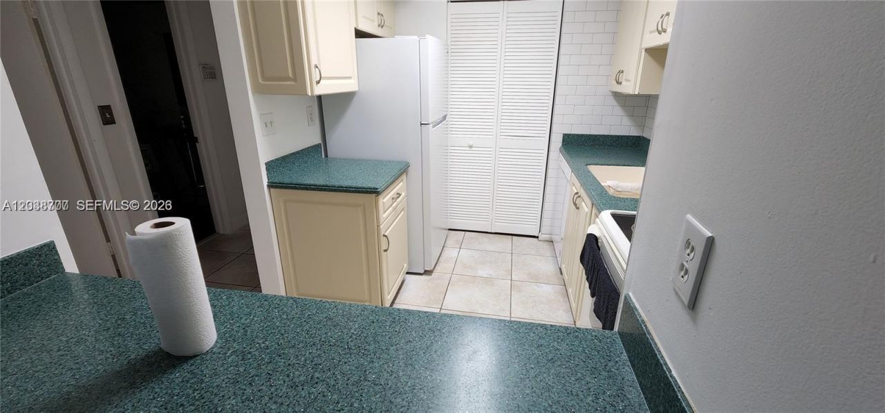 931 NE 199th St , Unit 202-22, Miami, FL 33179 Photo