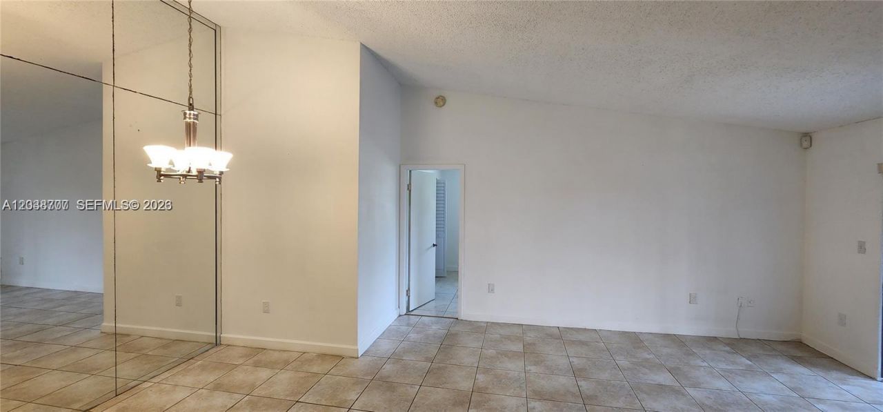 931 NE 199th St , Unit 202-22, Miami, FL 33179 Photo