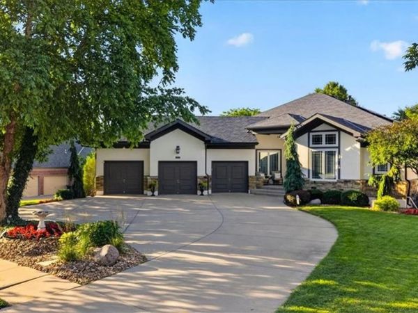 2313 NE Lake Breeze Lane, Lee's Summit, MO 64086