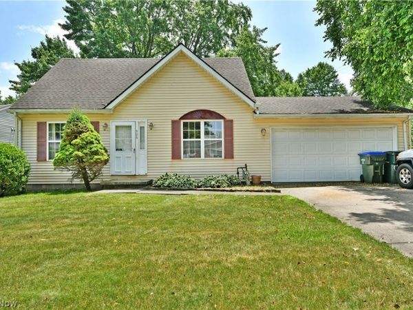 906 Elizabeth Court , Cuyahoga Falls, OH 44221