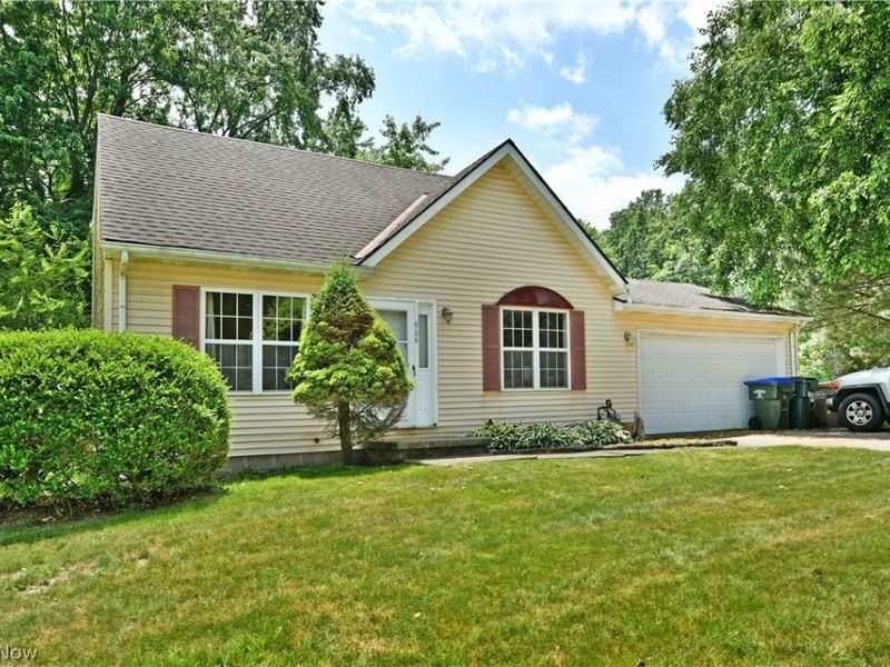 906 Elizabeth Court, Cuyahoga Falls, OH 44221 Photo 3
