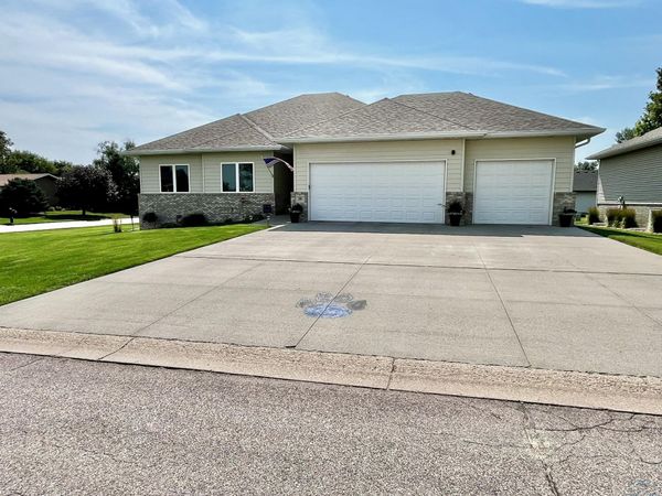 201 Lexington Court, Elk Point, SD 57025