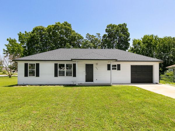 680 N Holt Avenue , Bolivar, MO 65613