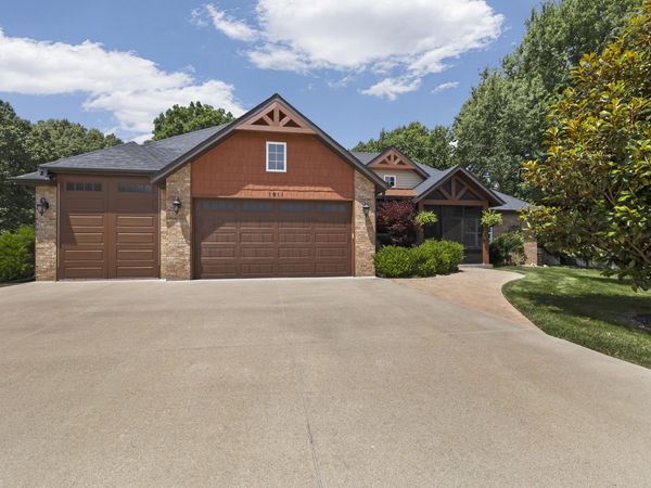 1911 N Pavilion Place, Strafford, MO 65757