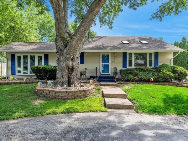 919 Colony Drive, Davenport, IA 52806