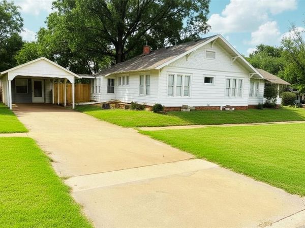 303 N Washington Avenue, Elk City, OK 73644