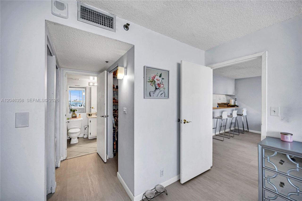 7601 E Treasure Dr, Unit 2412, North Bay Village, FL 33141 Photo