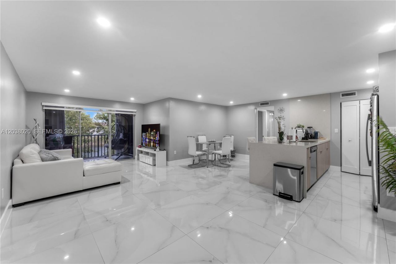 15470 SW 82nd Ln , Unit 327, Miami, FL 33193 Photo