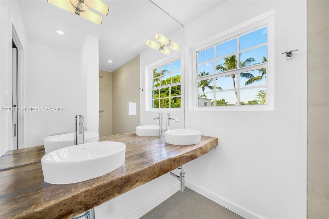 939 W 47th Ct , Miami Beach, FL 33140 Photo