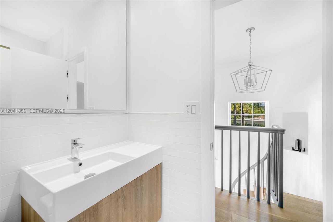 939 W 47th Ct , Miami Beach, FL 33140 Photo