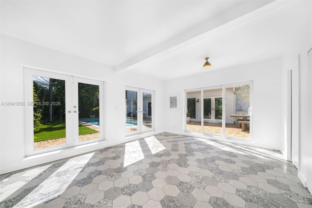 939 W 47th Ct , Miami Beach, FL 33140 Photo
