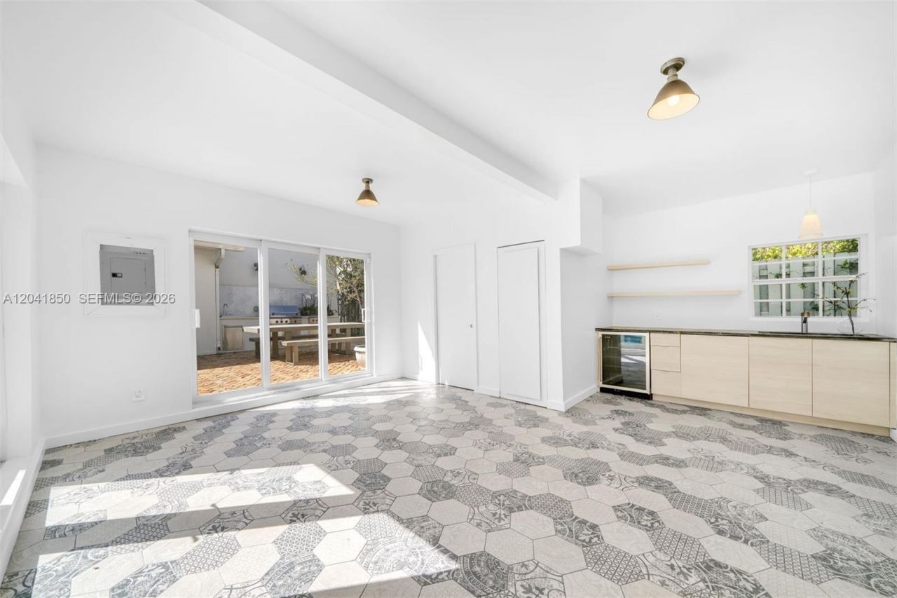 939 W 47th Ct , Miami Beach, FL 33140 Photo