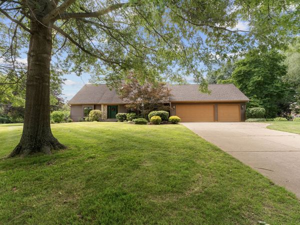 7521 Carriage Place , Bettendorf, IA 52722