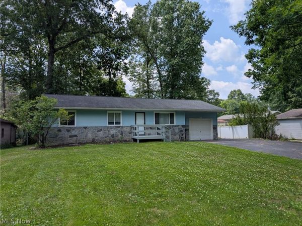 18015 Hillcrest Drive , Lake Milton, OH 44429
