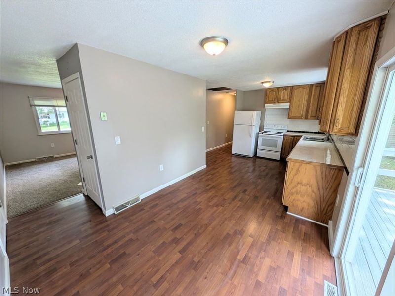 18015 Hillcrest Drive, Lake Milton, OH 44429 Photo 18
