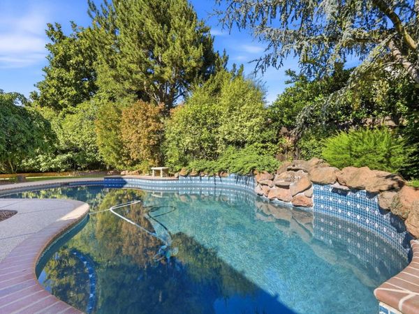 8804 Bradbury Ct, Elk Grove, CA 95624