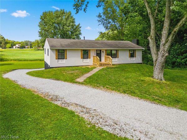 2195 Yorktown Street NW, Uniontown, OH 44685