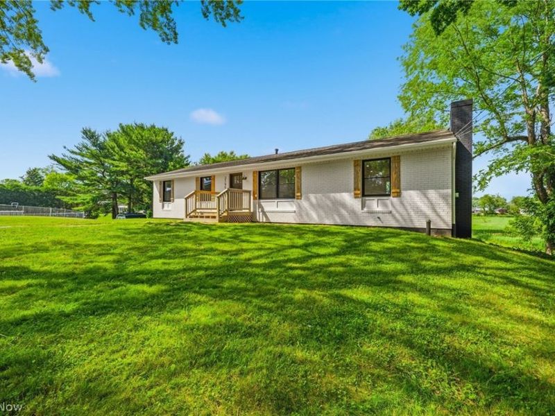 2195 Yorktown Street NW, Uniontown, OH 44685 Photo 4