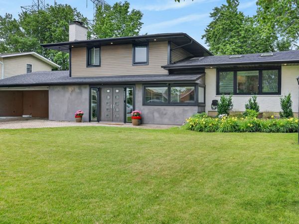 2843 S Briarwood Drive E, Arlington Heights, IL 60005