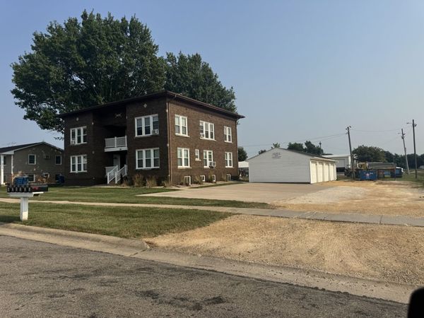209 E 10TH Street, Unit 2, De Witt, IA 52742
