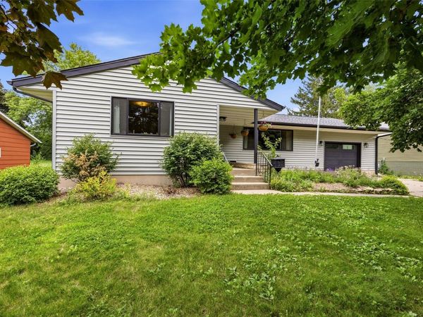 225 8th NW, Mt Vernon, IA 52314