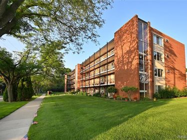 2820 Woodslee Drive, Royal Oak, MI 48073