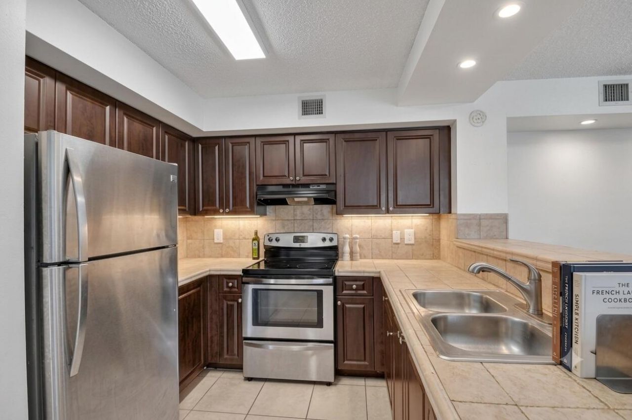 1733 Village Boulevard, Unit 105, West Palm Beach, FL 33409 Photo