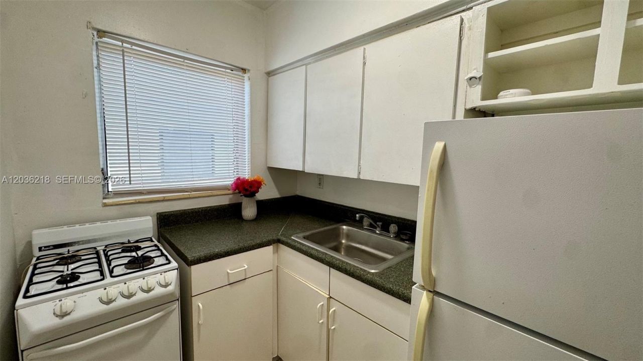 7717 Byron Ave, Unit 12, Miami Beach, FL 33141 Photo