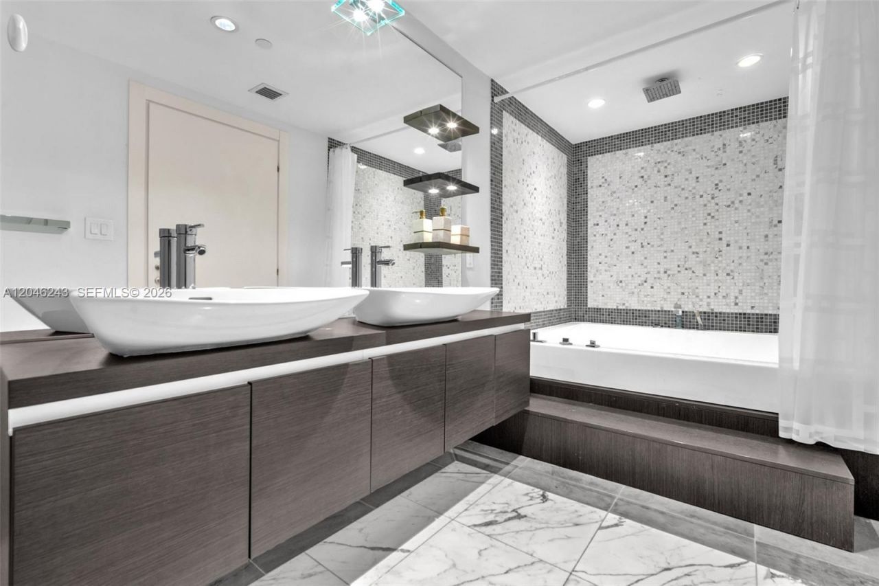 200 Biscayne Boulevard Way , Unit 509, Miami, FL 33131 Photo