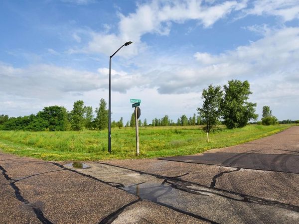 RUNWAY DRIVE, Waupaca, WI 54981