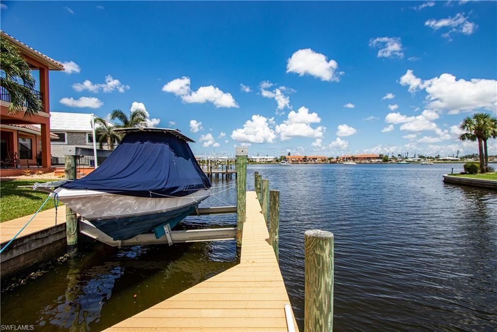 447 Avalon Dr, Cape Coral, FL 33904 Photo