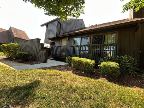 17 Westgate Dr, Edison, NJ 08820