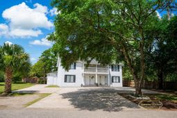 703 Collins St. photo 4