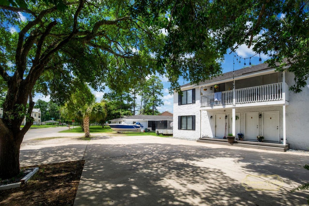 703 Collins St. Photo 21