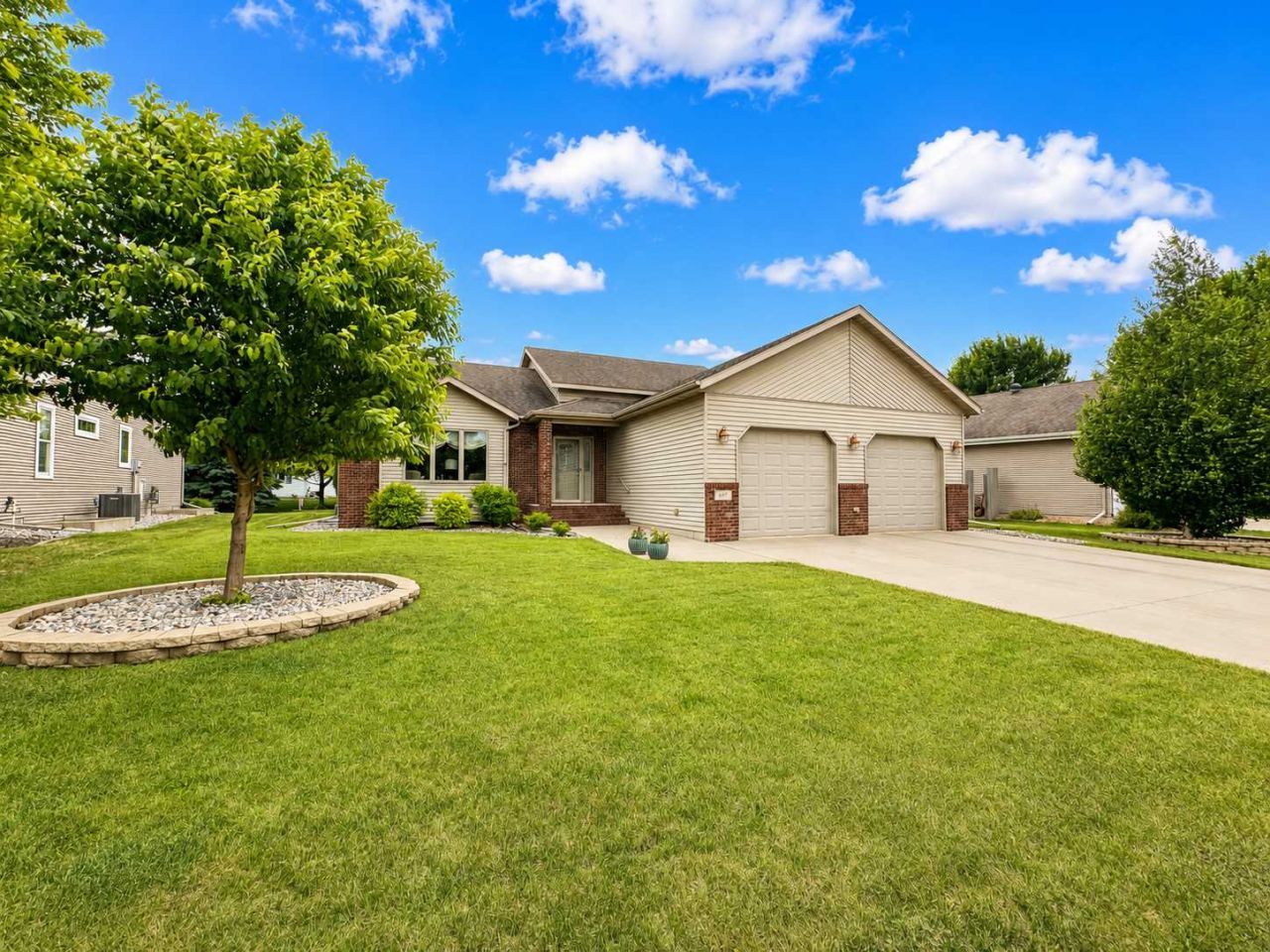 607 13th Avenue N Moorhead, MN 