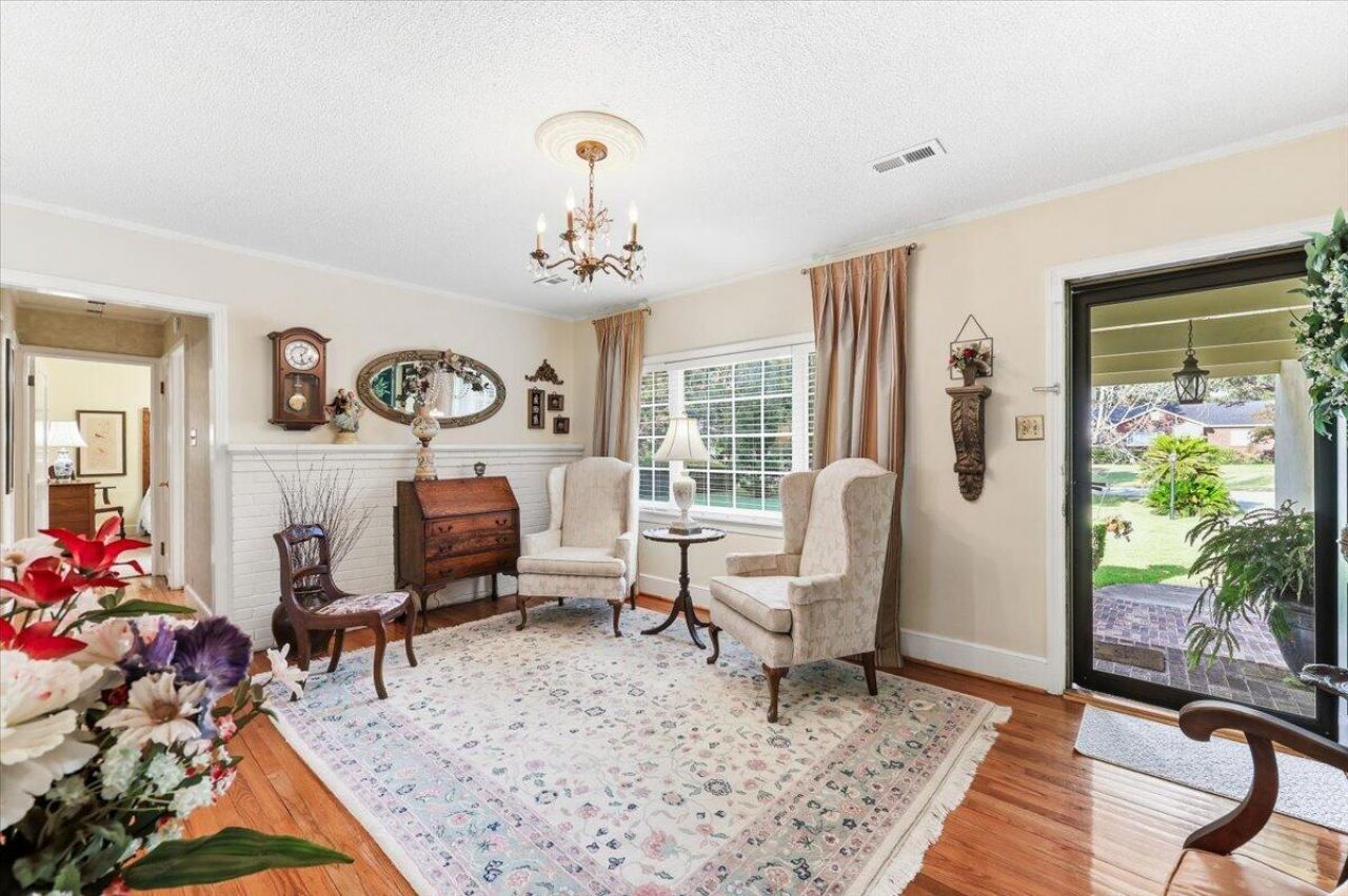 1022 Lepley Road Photo 10