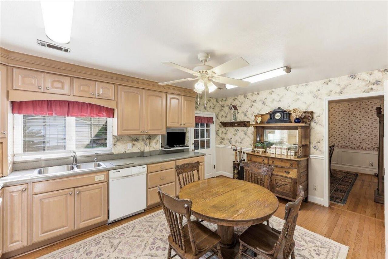 1022 Lepley Road Photo 11