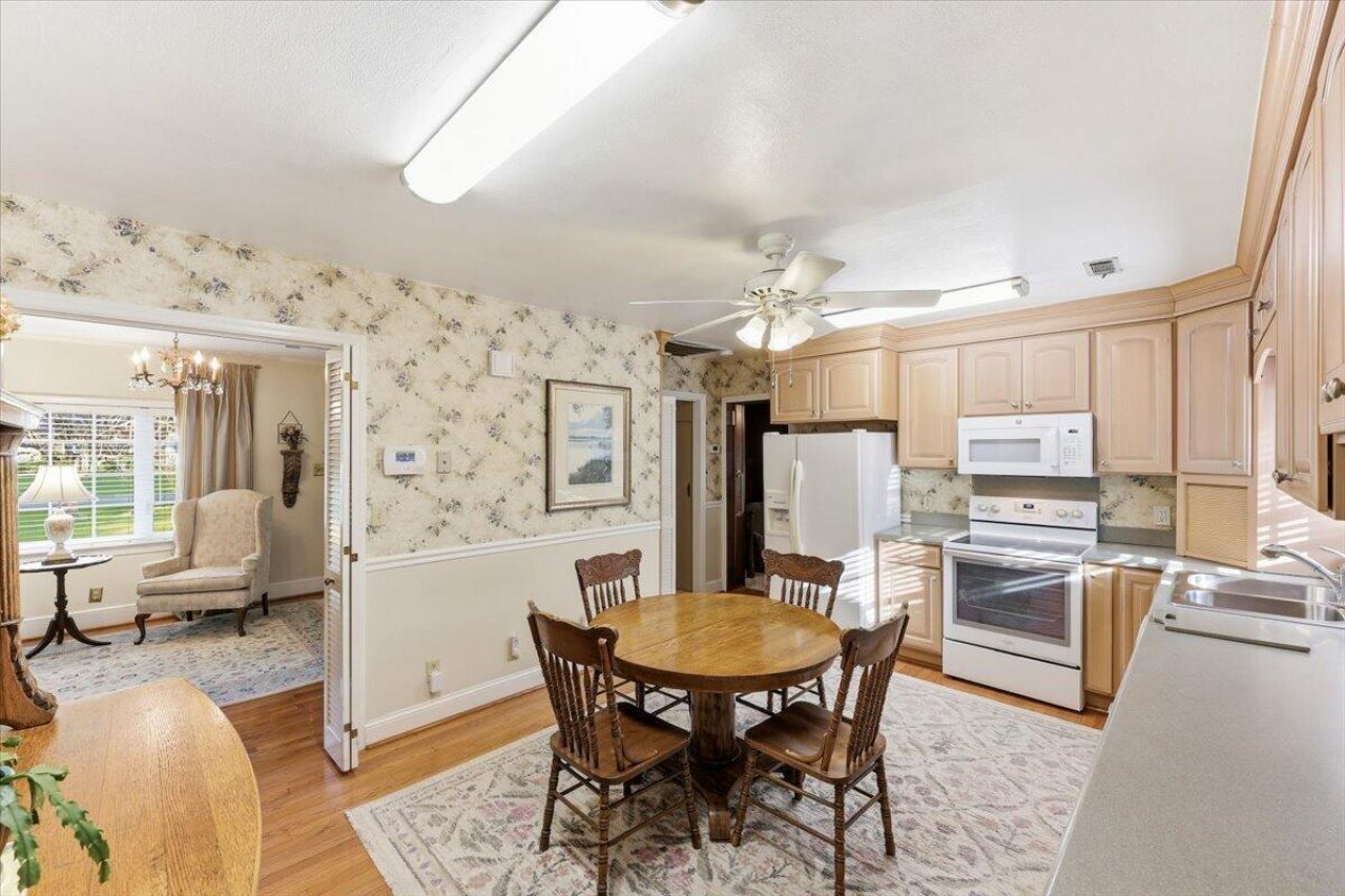 1022 Lepley Road Photo 12