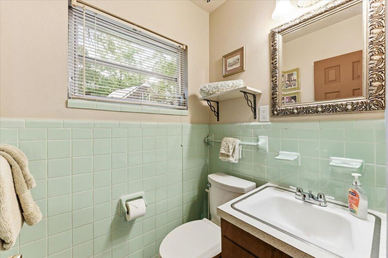 1022 Lepley Road Photo 32