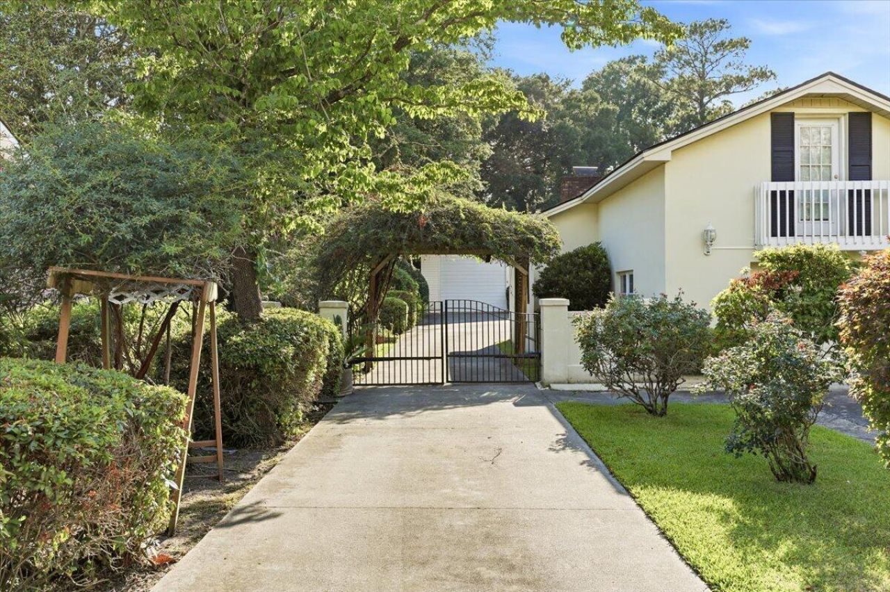 1022 Lepley Road Photo 6