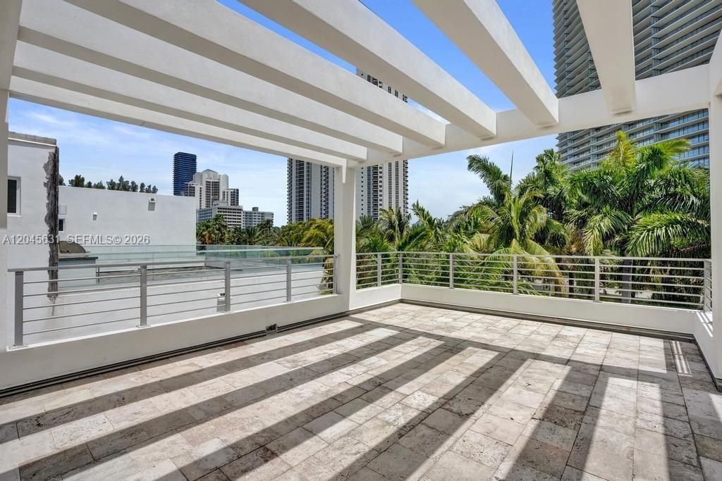 18985 Atlantic Blvd, Sunny Isles Beach, FL 33160 Photo